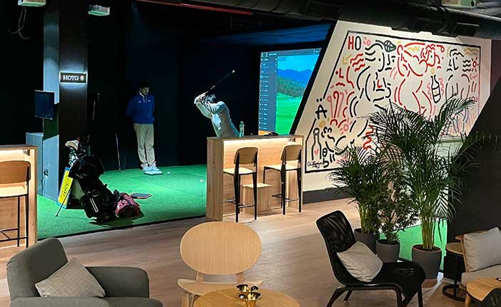 Una sesión de golf indoor es una de las experiencias en pareja en Madrid más originales