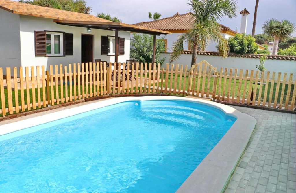 El bungalow Roche es una versión privada muy romántica de los campings de Cádiz cerca de la playa