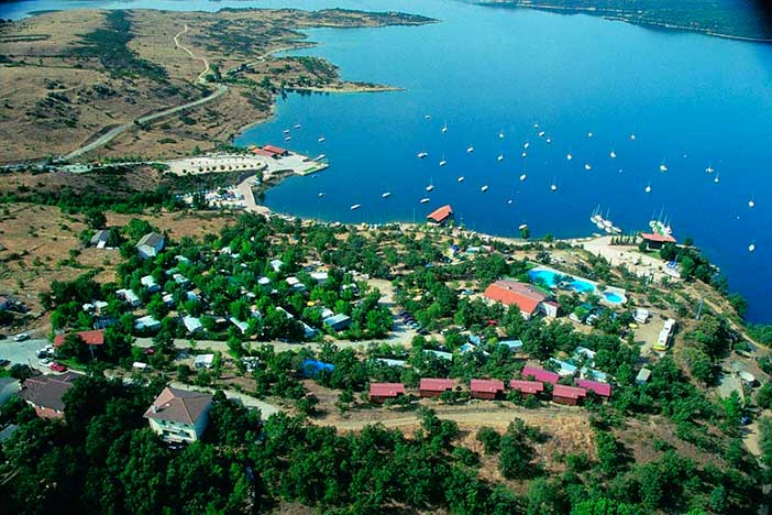 El Camping de Cervera de Buitrago es un camping con encanto cerca de Madrid