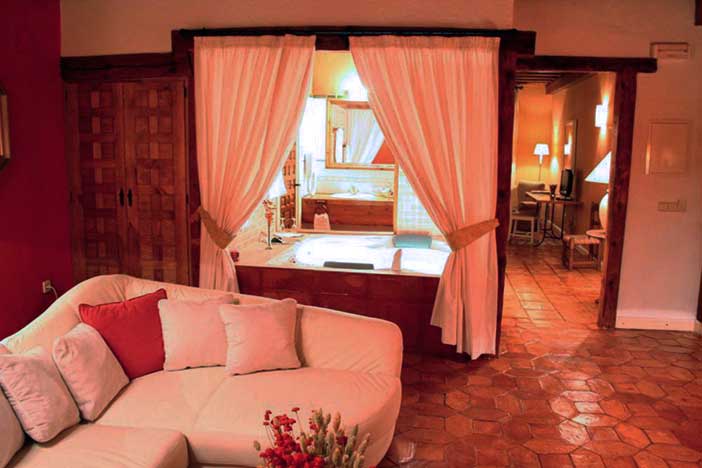 El hotel de la villa es un coqueto hotel en Segovia con jacuzzi en la habitación