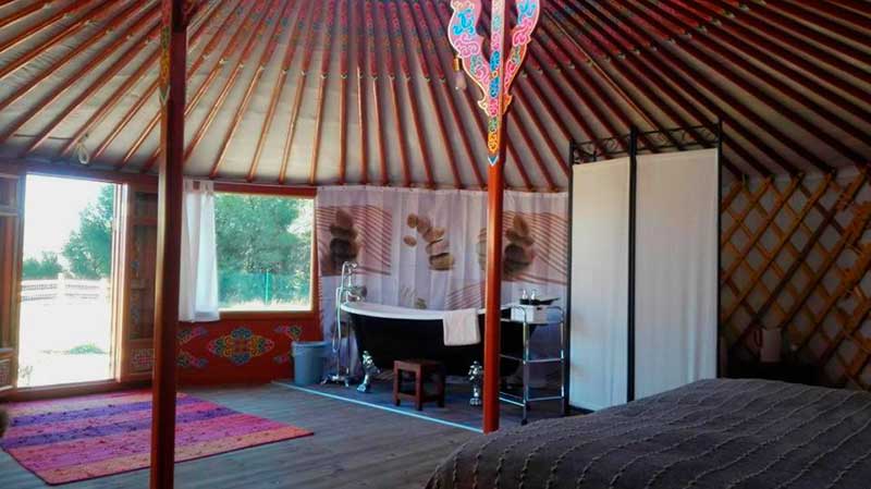Campo de Reyes ofrece yurtas mogolas para escapadas románticas en Navarra