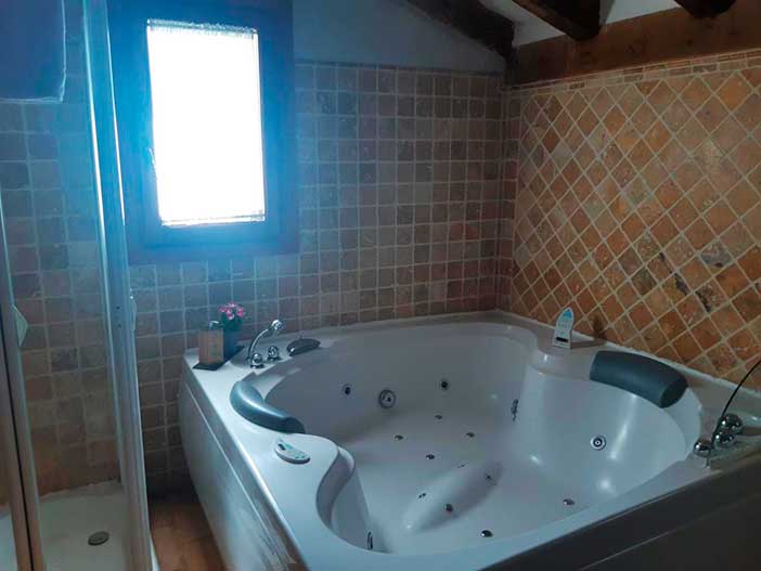 La Posada Fuenteplateada es un hotel romántico de Segovia con jacuzzi privado en las habitaciones