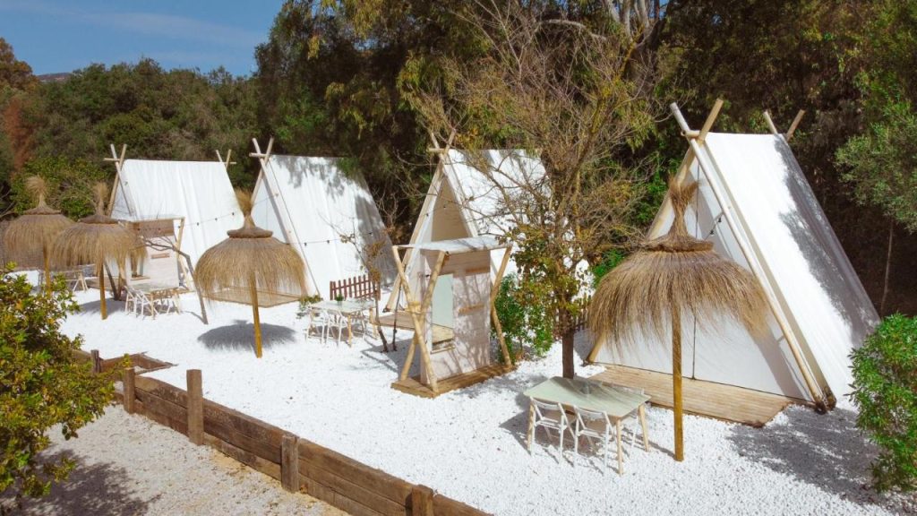 Kampaoh Valdevaqueros es un glamping moderno cerca de la playa de Cádiz
