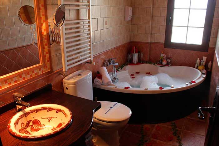 El hotel rural Valle del Turrilla es uno de los mejores hoteles de Cazorla con jacuzzi para parejas