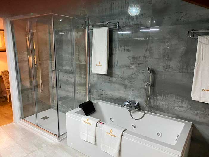 Casablanca boutique es uno de los hoteles con jacuzzi de Jaén más románticos