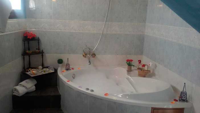 El hotel Palacio de los Guzmanes es un hotel rural en Jaén con jacuzzi en la habitación suite