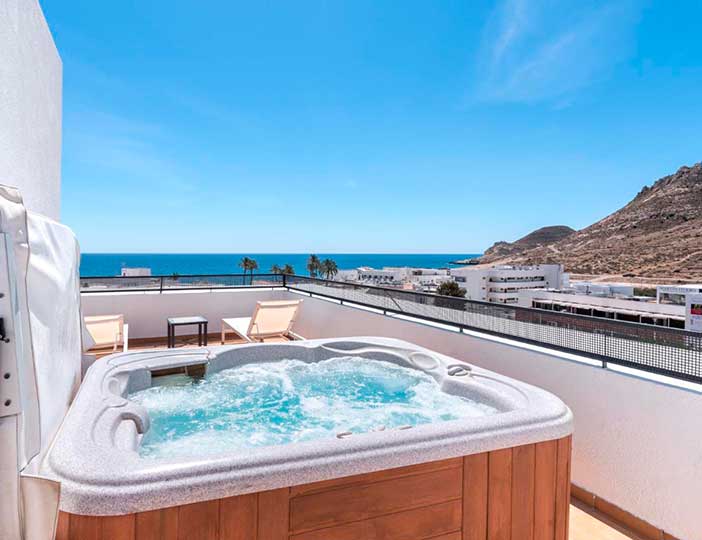 El hotel Cala Chica es uno de los mejores hoteles con jacuzzi de Almería para parejas