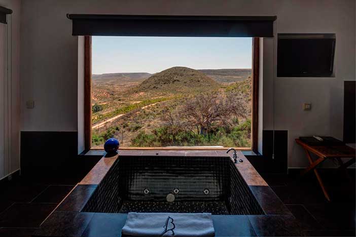 La almendra y el gitano es uno de los mejores hoteles con jacuzzi de Almería para parejas enamoradas