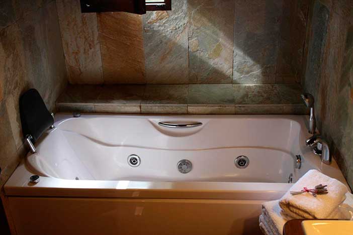 Molino de Fuenteheridos es un románticos hotel en la Sierra de Huelva con jacuzzi