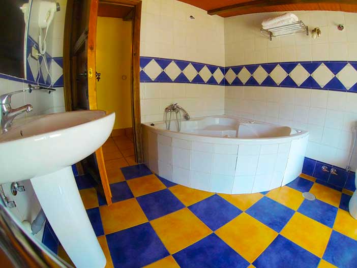 El hotel Paraíso de Bujaraiza tiene habitaciones con jacuzzi privado en Cazorla