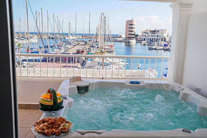 El hotel Moon hotel & spa ofrece habitaciones con jacuzzi en Almería