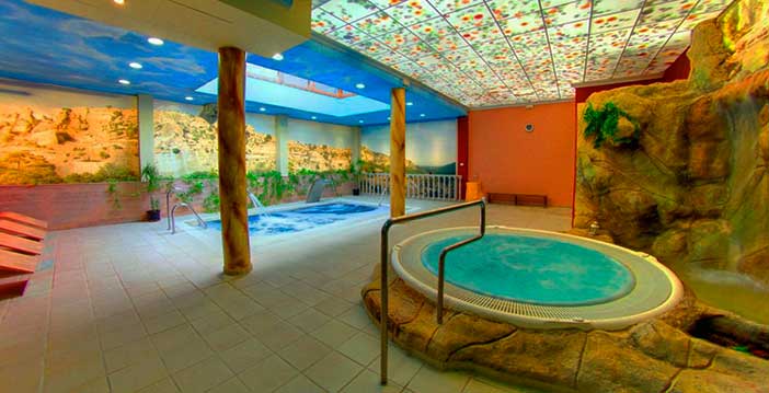 El hotel balneario Parque de Cazorla ofrece un completo spa con jacuzzi y otros servicios en Cazorla