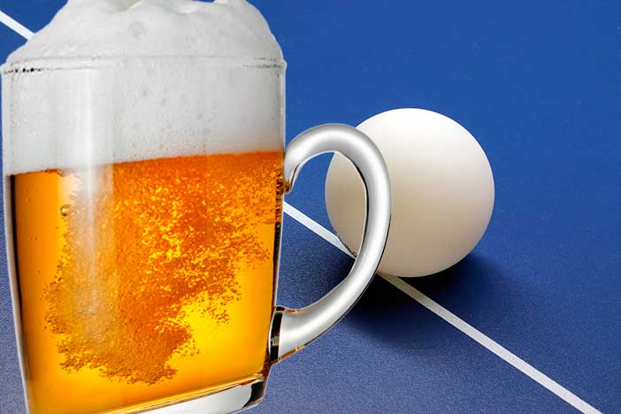 El beer pong es uno de los planes de domingo en Madrid más originales