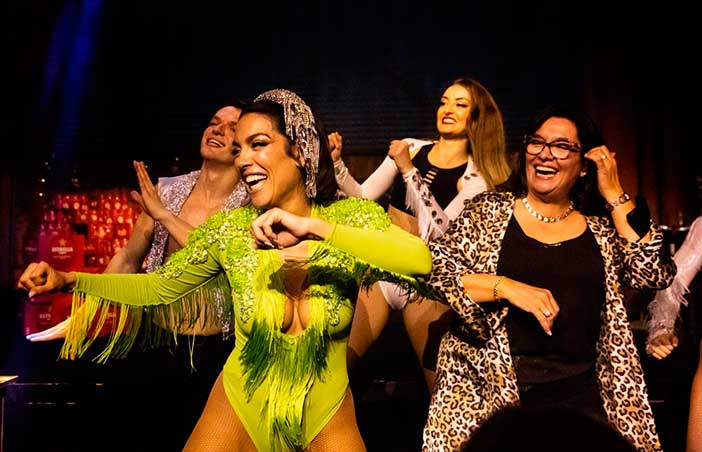 El show Bingo para señoras con Lorena Castell es uno de los mejores regalos de amigas en Madrid