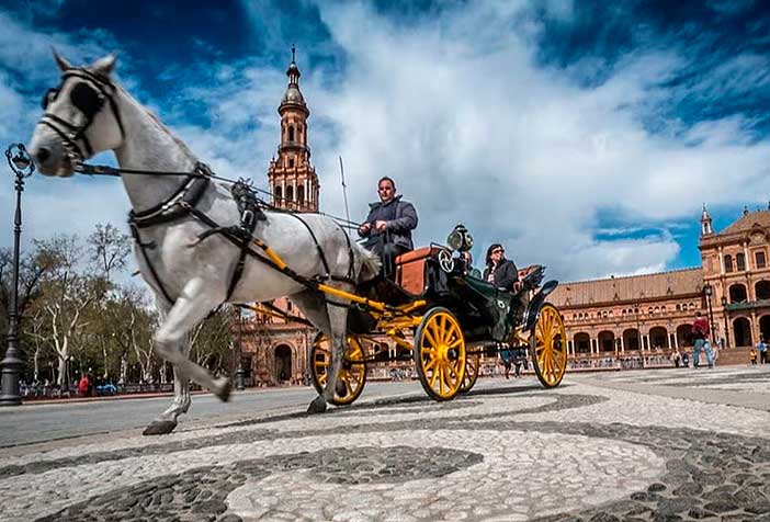 Pasear en calesa es una de las cosas que hacer en Sevilla con tu pareja más clásicas