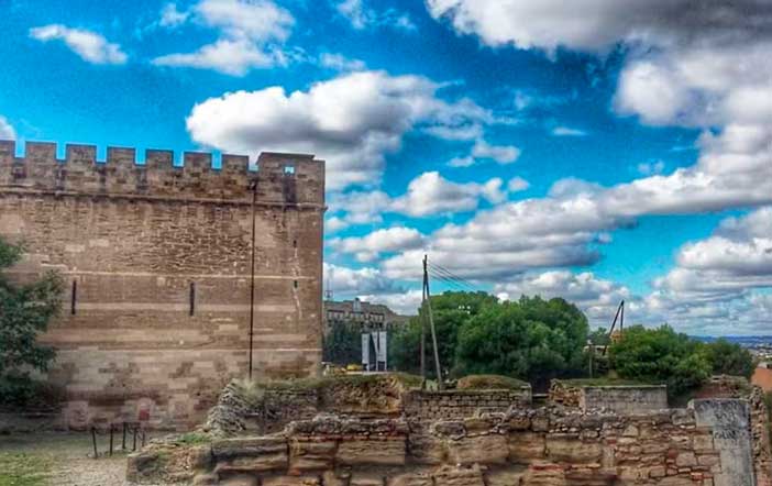 Visitar castillos templarios como el de Gardeny es una de las experiencias únicas que puedes vivir con tu pareja en Cataluña