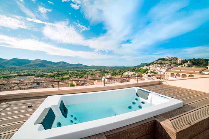 Creu de Tau Art & spa es uno de los hoteles con jacuzzi en la habitación de Mallorca más románticos