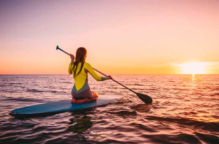El paddle surf es una buena actividad para parejas que puedes hacer en la costa de Cataluña