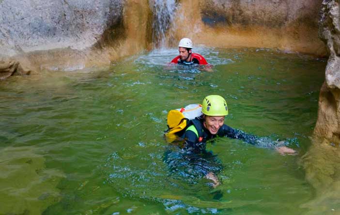 El barranquismo es una de las aventuras en pareja que puedes disfrutar en el Pirineo catalán