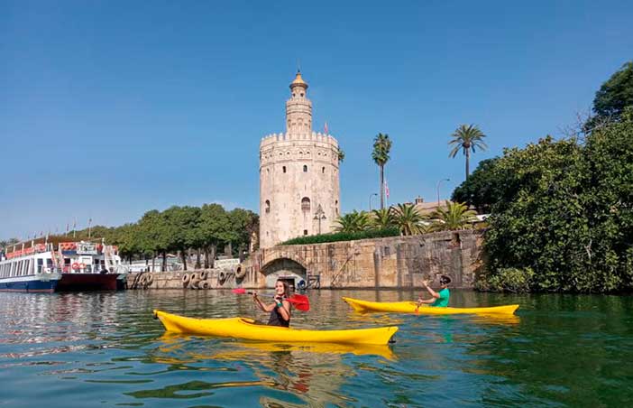 El kayak por el Guadalquivir es una de las actividades en pareja en Sevilla más originales