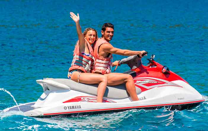 Montar en moto de agua es un divertido plan en pareja que puedes vivir en Cataluña