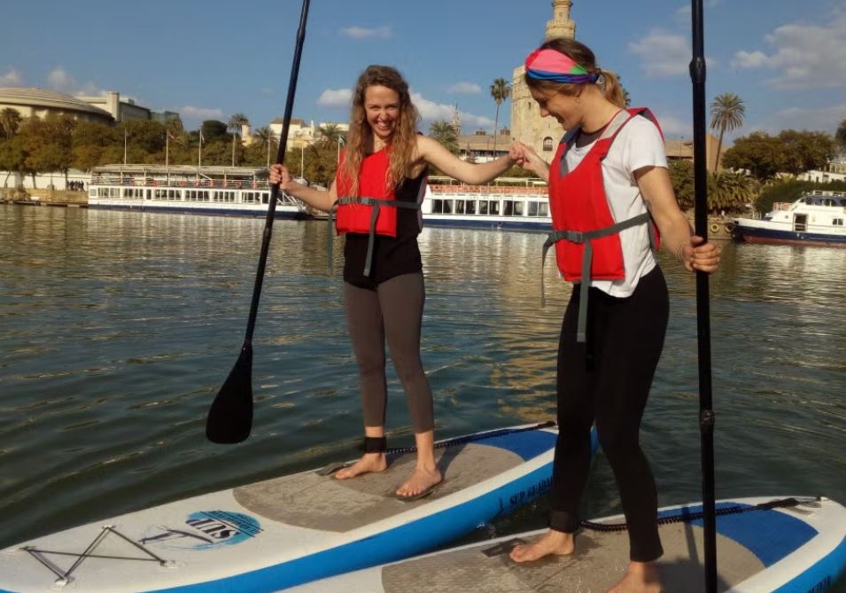 Hacer paddle surf por el Guadalquivir es uno de los planes en Sevilla para parejas más divertido