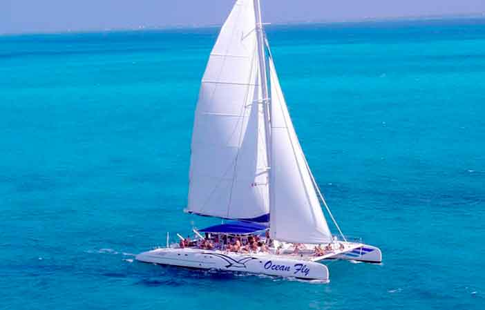 Un paseo en catamarán puede ser uno de los planes más románticos para parejas en Cataluña