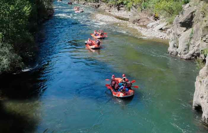 El rafting en el Noguera Pallaresa es una actividad divertida que puedes realizar con tu pareja