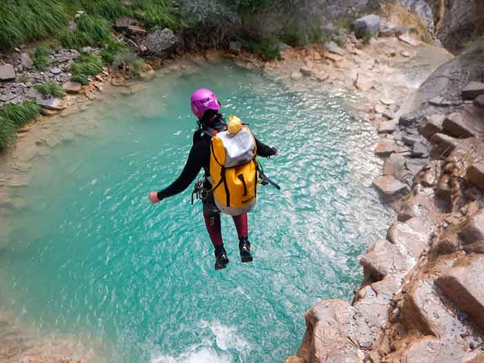 Puedes hacer barranquismo durante tu escapada de invierno en la Sierra de Madrid