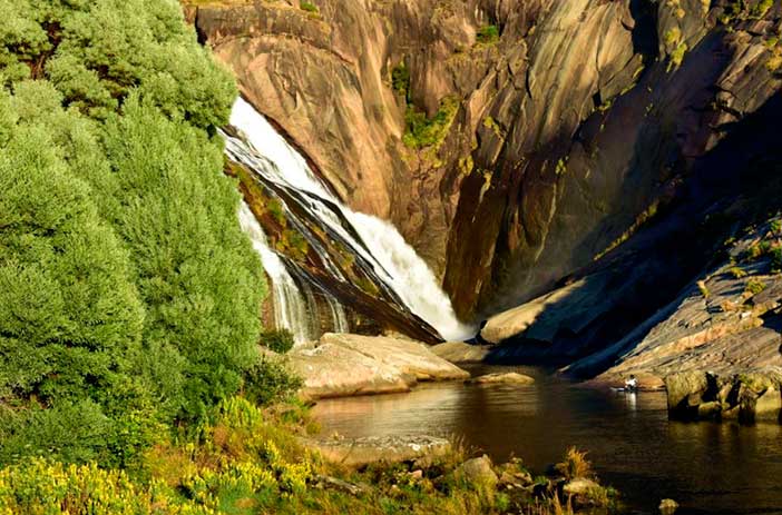 La Cascada de Ézaro es uno de los sitios para visitar en Galicia en pareja para disfrutar del turismo activo