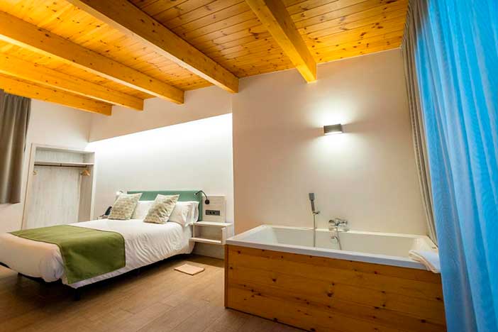 Villa R etiro es el único hotel con jacuzzi privado en las habitaciones de Tarragona que también tiene un restaurante con una Estrella Michelin