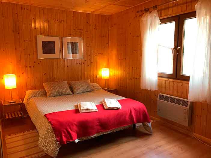 Aire turismo rural ofrece bonitas cabañas para parejas en Cuenca junto a la Laguna de Uña