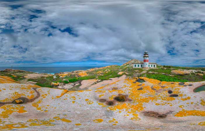 Una excursión a la Isla de Sálvora es un buen plan para completar tu escapada romántica en pareja por Galicia