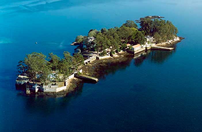 La isla de San Simón es uno de los sitios para visitar en Galicia con tu pareja más curiosos