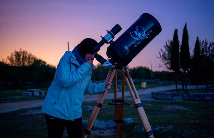 El astroturismo es una de las actividades más tranquilas que puedes hacer durante tu escapada de invierno en la Sierra de Madrid
