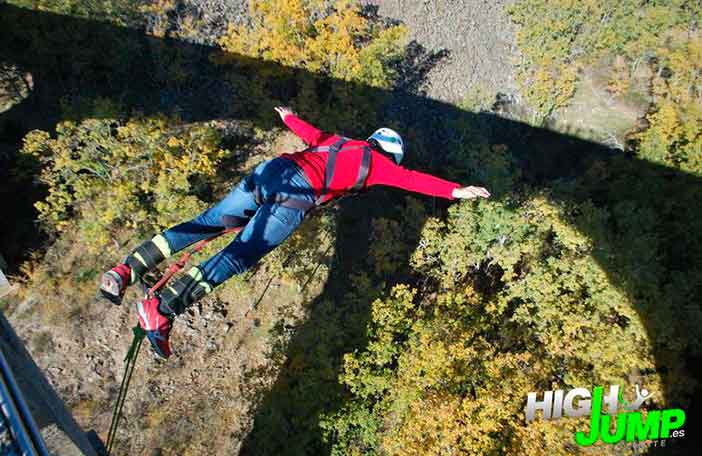 Hacer puenting es una de las experiencias más extremas que puedes hacer en invierno en la Sierra de Madrid