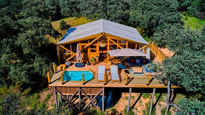 La dehesa experiencies en Córdoba tiene algunas cabañas con piscina privada para parejas