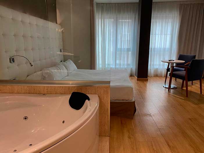 Duerming Longoria es uno de los hoteles con jacuzzi en Oviedo más céntricos