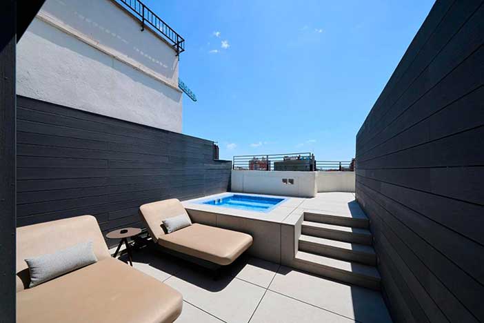 Catalonia tiene un bonito hotel con habitaciones con piscina en cerca de Casa Batlló en Barcelona