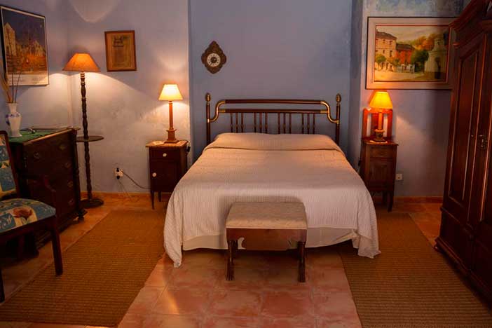Las habitaciones del hotel Casa Palacio Conde de Garcinarro son muy cómodas para una escapada cerca de Madrid en pareja