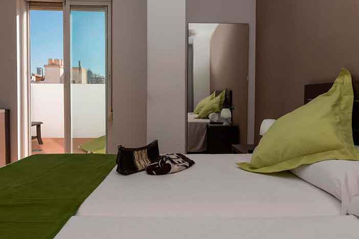 Roca-Mar es uno de los mejores hoteles románticos de Alicante por su buena ubicación en Benidorm