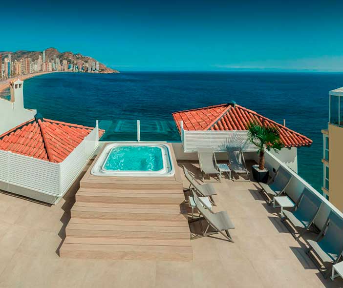 RH Caufali es uno de los mejores hoteles románticos de Alicante por su jacuzzi exterior y su restaurante