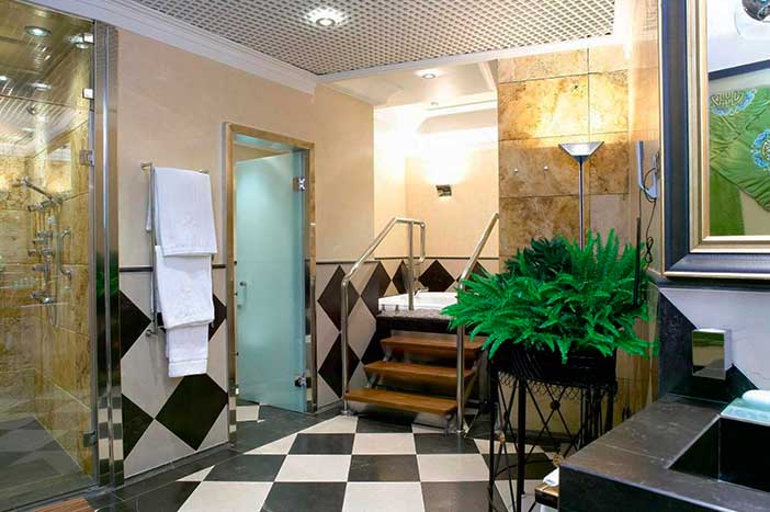 El Carlton de Bilbao es uno de los hoteles con jacuzzi en la habitación de Bilbao más históricos