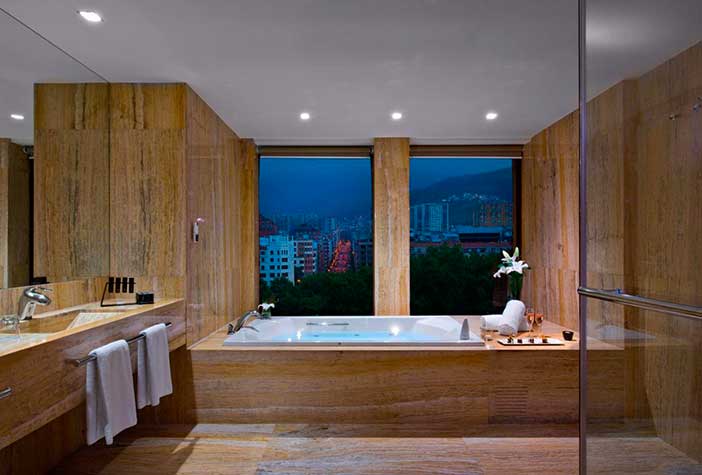 El hotel Meliá Bilbao es ideal para disfrutar de una noche romántica en una habitación con jacuzzi en Bilbao