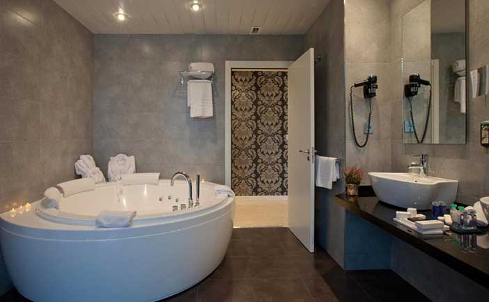 La Suite del hotel Gran Bilbao es una de las mejores habitaciones con jacuzzi de Bilbao