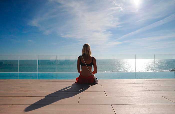 Playa Grande b y Tropical tiene muchas habitaciones con piscina privada en Barcelona