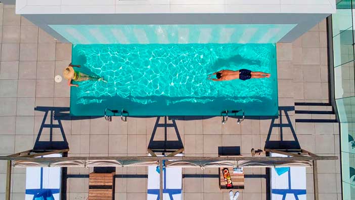 ME Sitges Terramar es un bonito hotel con habitaciones con piscina cerca de Barcelona