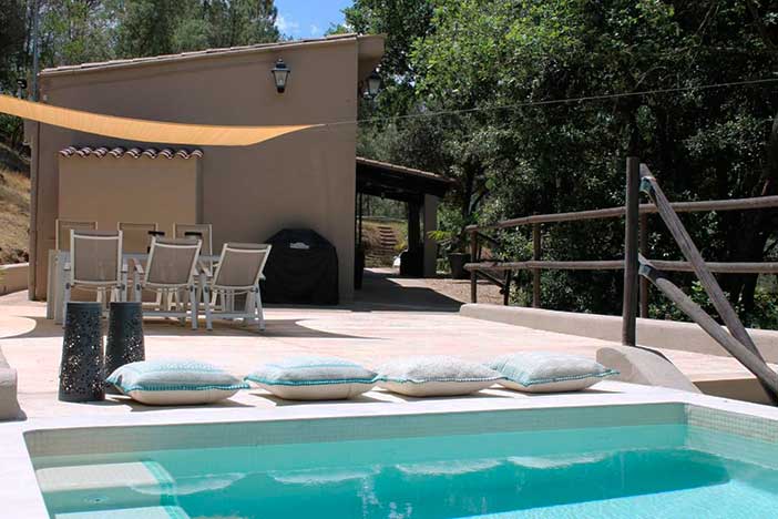 En Can Bora Lodge encontrarás alojamientos con piscina privada en Girona