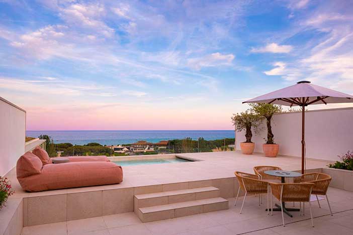 Las habitaciones con piscina del Atzavara hotel spa en Barcelona tienen vistas al mar