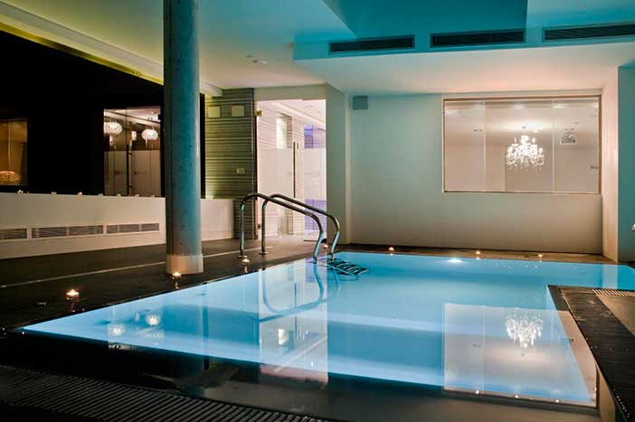 El hotel Kadrit es un hotel para parejas con piscina privada en la habitación cerca de Zaragoza
